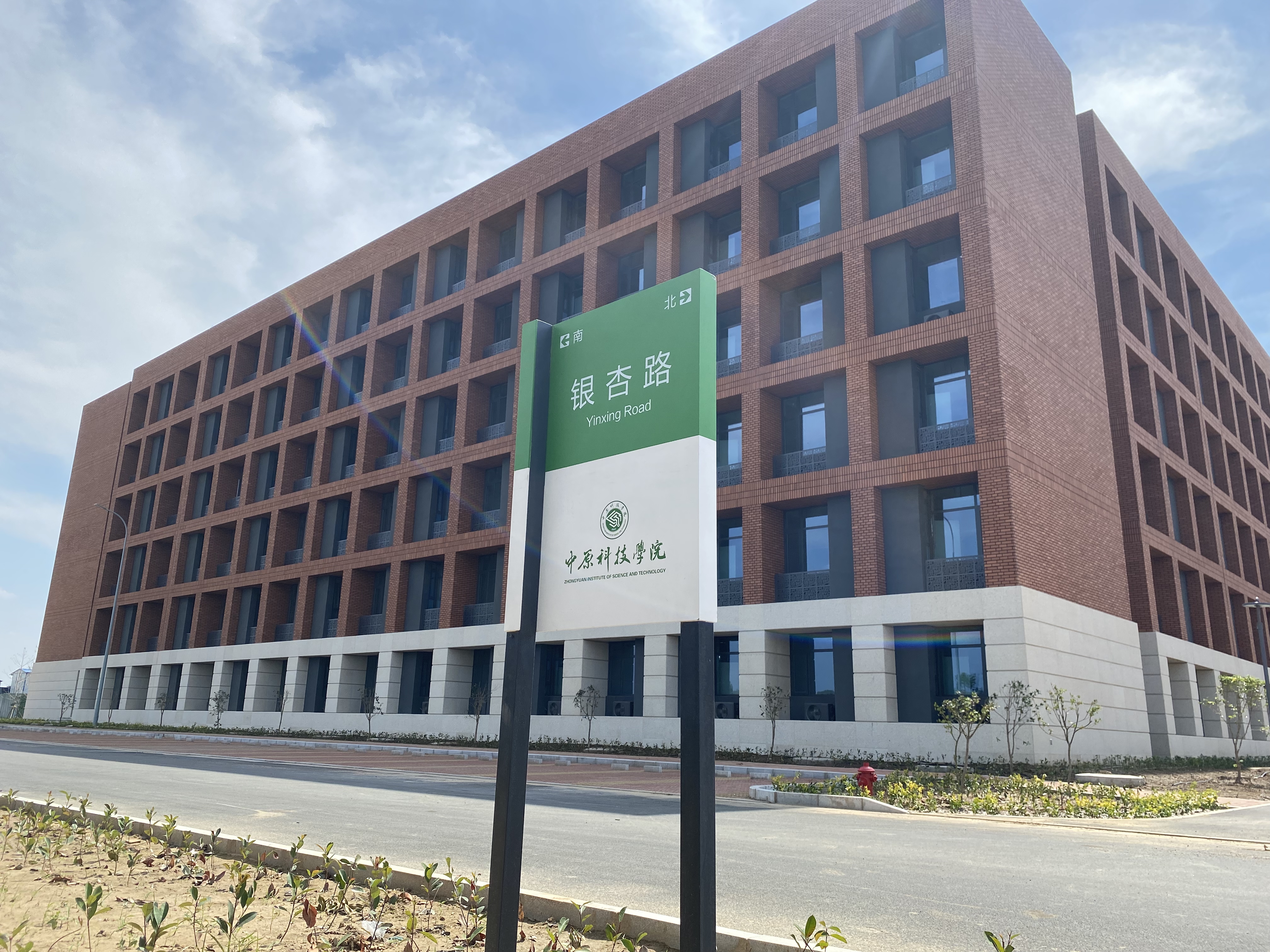 學校標識標牌的設計，充分展現(xiàn)了學校的文化特色